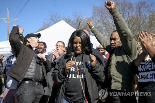 미국 오클라호마 주정부가 살인죄로 사형이 선고된 죄수 줄리어스 존스의 형량을 가석방 없는 무기징역으로 감형한 사실을 전해들은 지지자들이 환호하고 있다. [AP=연합뉴스]